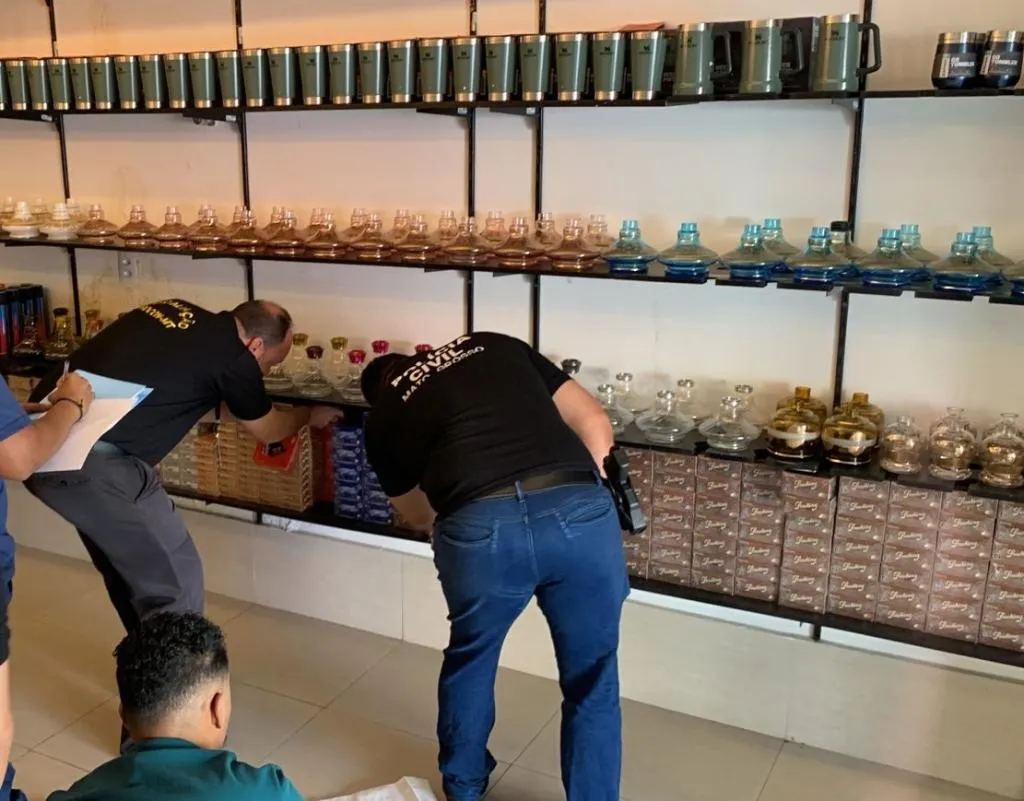 Polícia apreende 260 caixas de produtos falsificados em tabacaria de Cuiabá