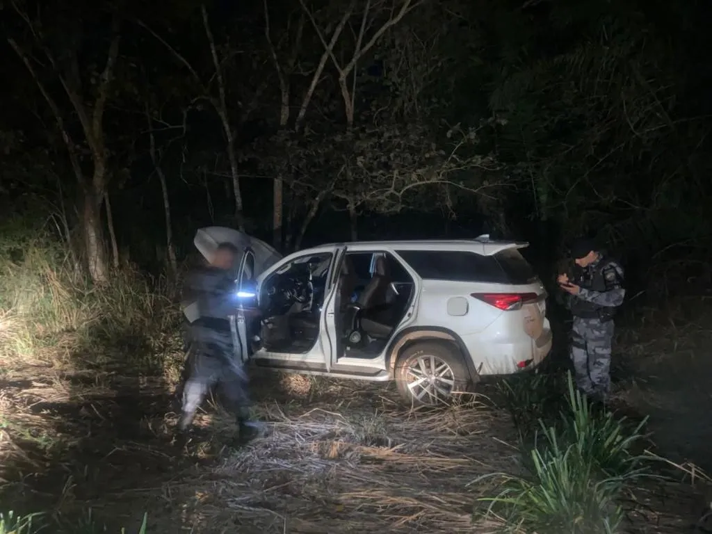 Polícia prende dupla com mandados abertos por roubo de veículos em Rondonópolis