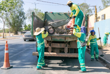 Prefeitura de Cuiaba limpa mais de 100 km em 12 avenidas