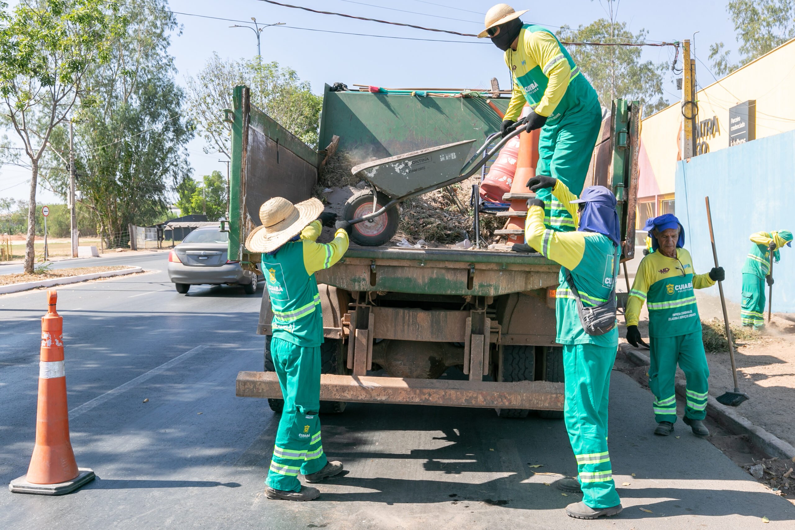 Prefeitura de Cuiaba limpa mais de 100 km em 12 avenidas scaled