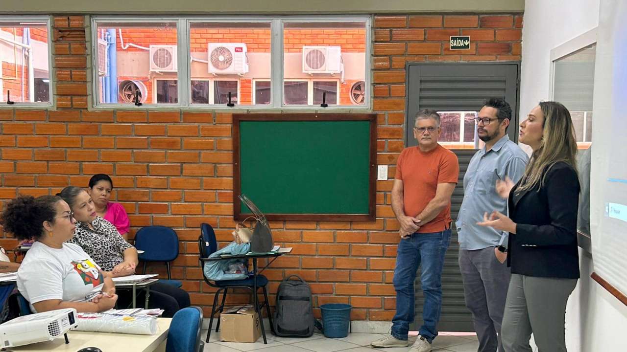 Profissionais de enfermagem participam de capacitacao sobre atualizacao vacinal e boas praticas em Varzea Grande