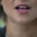 Uma mulher falando sozinha. Canva