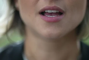 Uma mulher falando sozinha. Canva
