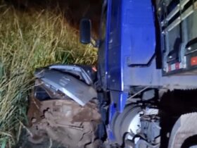 Acidente ocorreu na tarde desta segunda-feira (4), próximo à ponte do Rio Pari; carro rodou na pista molhada e bateu de frente com a carreta