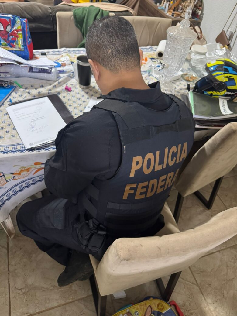 Ação cumpre mandados de busca e apreensão para apurar falsificação de comprovantes de residência e compra de votos durante o pleito de 2024