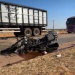 Casal em motocicleta foi atingido por carreta; colisão envolveu ainda outro caminhão e um carro de passeio