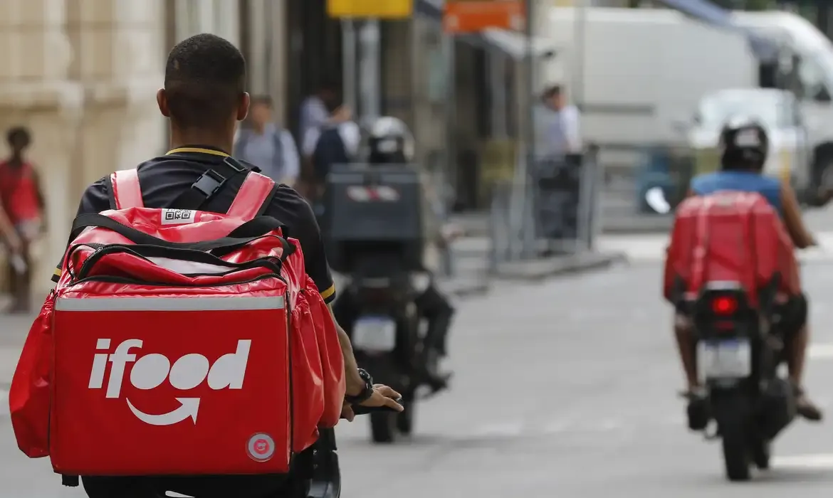 IFood lança desconto em parceria com Mottu para entregadores de moto