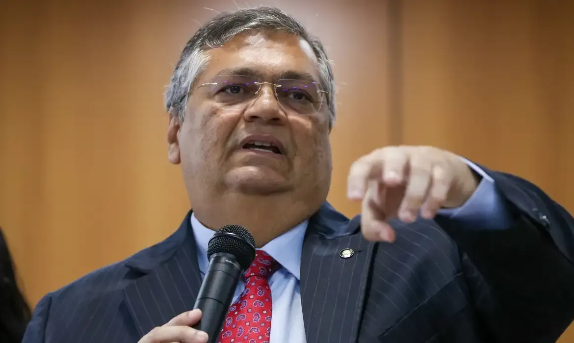 Dino afirma que STF não pode ceder a pressões externas