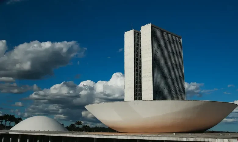 Câmara discute PL 2628 que regula redes sociais para crianças