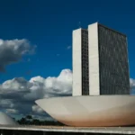 A cúpula maior, voltada para cima, abriga o Plenário da Câmara dos Deputados.