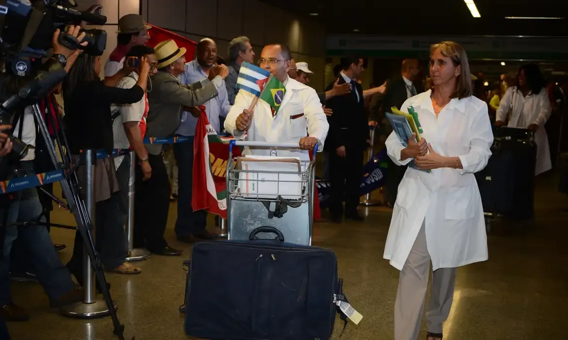 Associação de médicos cubanos repudia ação dos EUA contra Mais Médicos