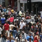 População brasileira atinge 213,4 milhões em 2025, aponta IBGE