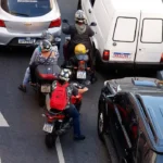 Rio de Janeiro (RJ), 30/07/2025 - Motociclistas de aplicativos transitam pelas ruas do centro do Rio. Foto: Tânia Rêgo/Agência Brasil
