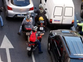 Rio de Janeiro (RJ), 30/07/2025 - Motociclistas de aplicativos transitam pelas ruas do centro do Rio. Foto: Tânia Rêgo/Agência Brasil
