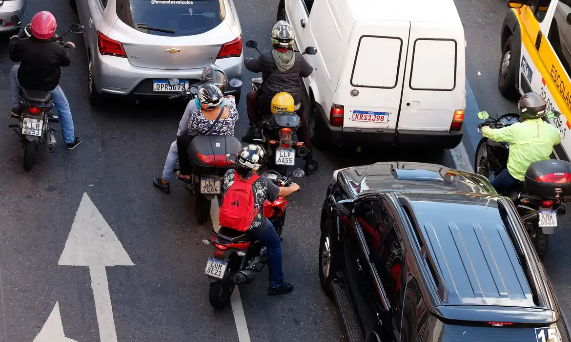 Rio de Janeiro (RJ), 30/07/2025 - Motociclistas de aplicativos transitam pelas ruas do centro do Rio. Foto: Tânia Rêgo/Agência Brasil