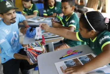 Bragança (PA), 13/06/2025 – Crianças da Vila dos Pescadores de Ajuruteua participam da Alfamangue, atividade de alfabetização baseada na temática do manguezal do Projeto Mangues da Amazônia, na área d