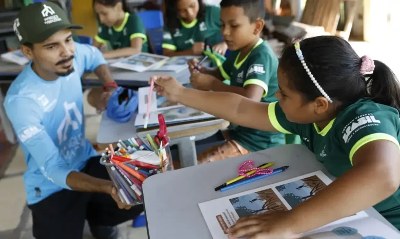 Bragança (PA), 13/06/2025 – Crianças da Vila dos Pescadores de Ajuruteua participam da Alfamangue, atividade de alfabetização baseada na temática do manguezal do Projeto Mangues da Amazônia, na área d
