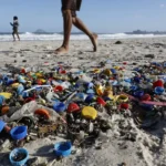 Rio de Janeiro (RJ), 30/07/2025 – Ressaca no mar acumula lixo plástico na praia do Leme, após passagem de um ciclone extratropical. Foto: Fernando Frazão/Agência Brasil