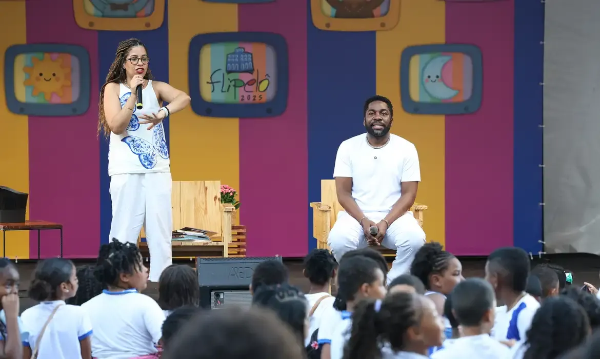 Salvador (BA), 08/08/2025 - O ator e escritor Lázaro Ramos conversa sobre literatura e os livros lançados por ele no espaço infantil Maber Velloso durante a Festa Literária Internacional do Pelourinho