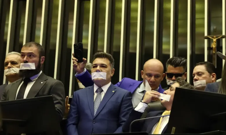 Brasília (DF), 05/08/2025 - Deputados de oposição fazem ato tampando a boca com esparadrapo durante sessão da Câmara dos Deputados. Foto: José Cruz/Agência Brasil