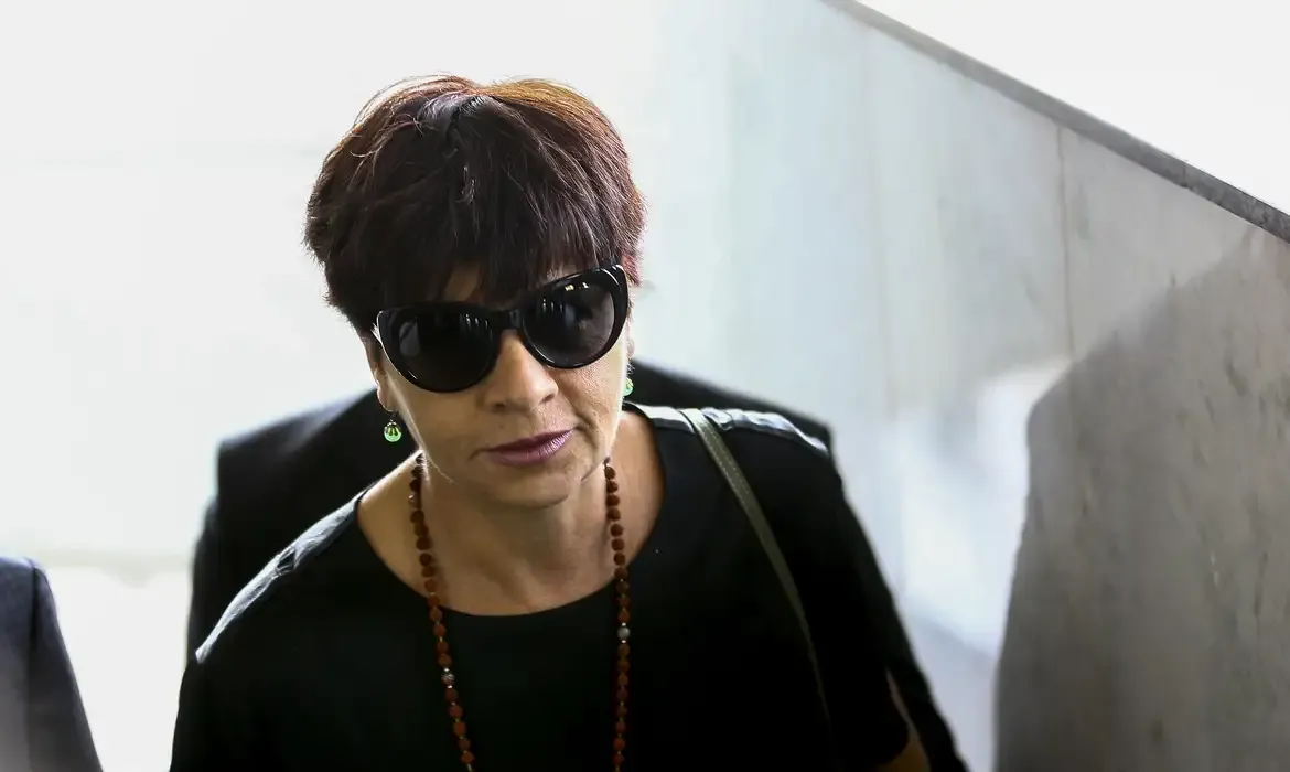 A arquiteta Adriana Villela, acusada de ser a mandante do assassinato de seus pais e da empregada da família, chega ao Tribunal de Justiça do Distrito Federal.