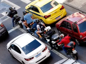 Rio de Janeiro (RJ), 30/07/2025 - Motociclistas de aplicativos transitam pelas ruas do centro do Rio. Foto: Tânia Rêgo/Agência Brasil