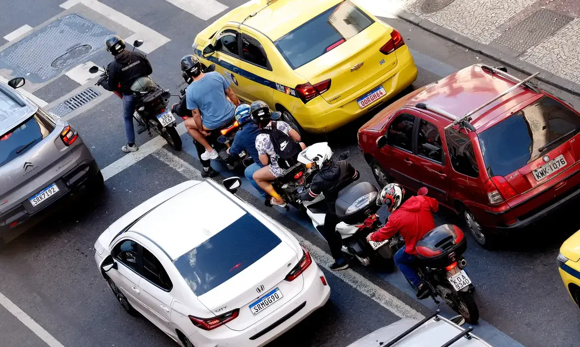 Rio de Janeiro (RJ), 30/07/2025 - Motociclistas de aplicativos transitam pelas ruas do centro do Rio. Foto: Tânia Rêgo/Agência Brasil