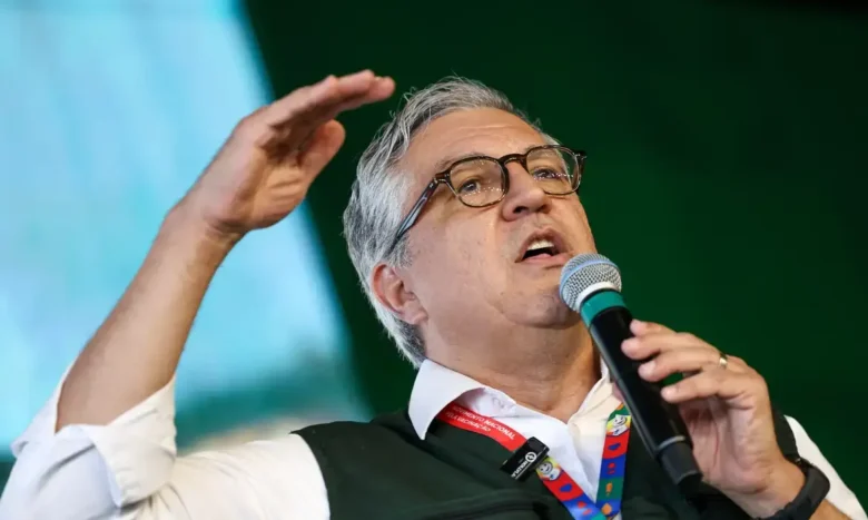 Padilha critica cancelamento de vistos e chama medida de ato covarde
