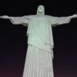A estátua do Cristo Redentor, no Corcovado, ganha nova iluminação com tecnologia LED e controle informatizado.