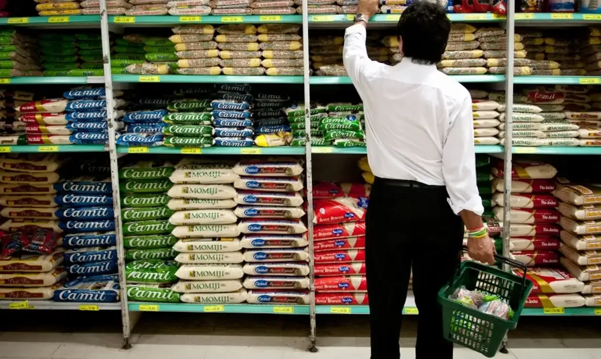 Mercado financeiro reduz previsão da inflação para 4,86% em 2025