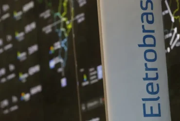 Dados exibidos em painel no edifício sede da Eletrobras, no centro do Rio de Janeiro. A holding Centrais Elétricas Brasileiras S.A. atua na geração, transmissão e distribuição de energia.