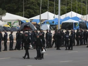 Polícia e Exército se concentram na frente do QG do Exército para desmobilização de acampamento de bolsonaristas