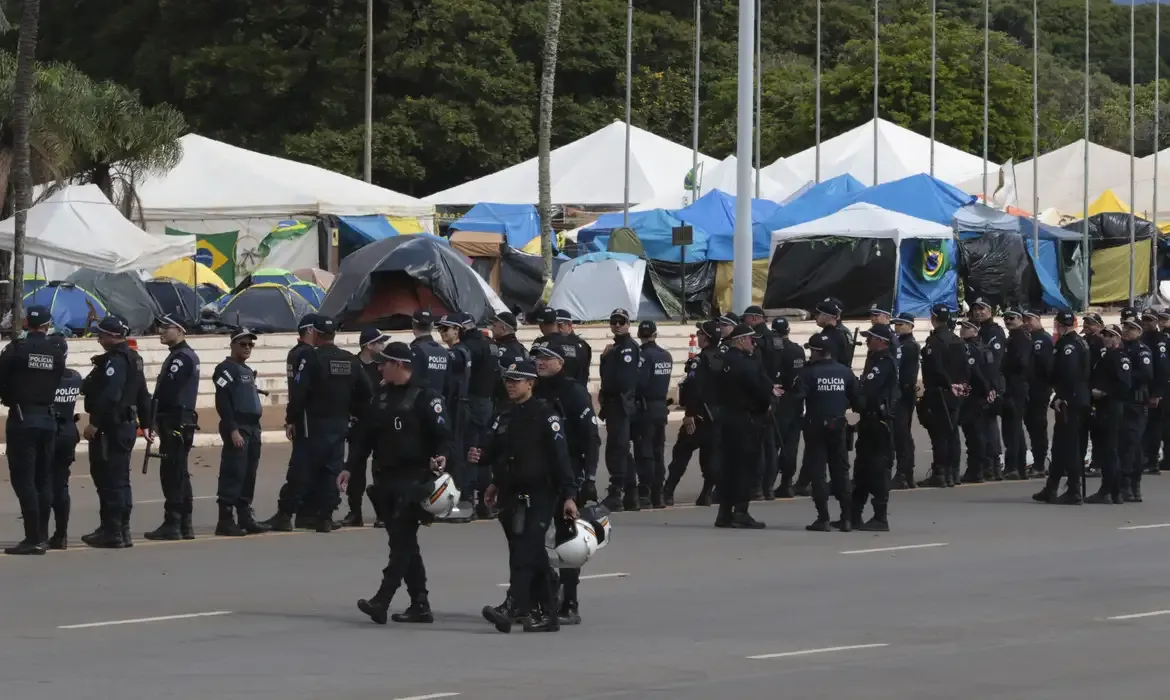 Polícia e Exército se concentram na frente do QG do Exército para desmobilização de acampamento de bolsonaristas