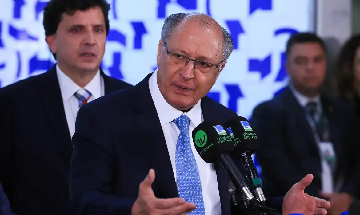 Alckmin solicita urgência em propostas para impulsionar exportações brasileiras