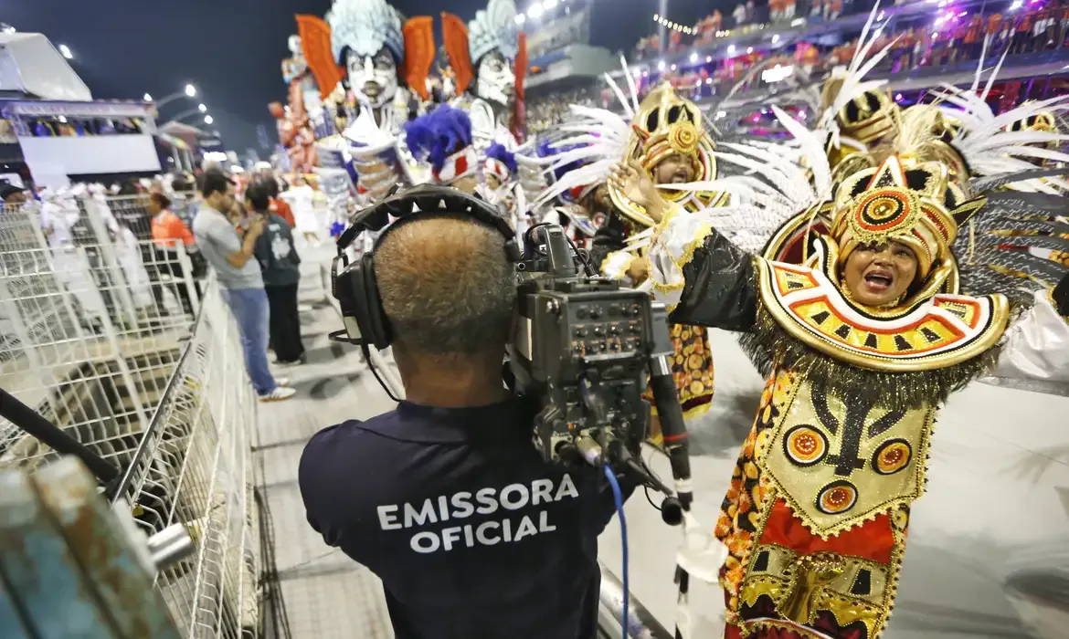 São Paulo (SP) 08/03/2025 - Cinegrafista da TV Brasil, emissora oficial, durante cobertura do Desfile das Escolas de Samba Campeãs. Foto: Paulo Pinto/Agência Brasil