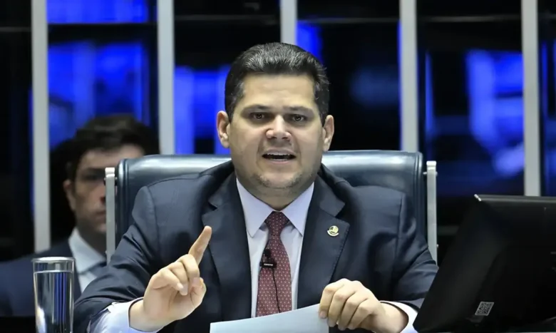 Brasília (DF), 24/06/2025 - Presidente do Senado, Davi Alcolumbre, durante sessão deliberativa ordinária do Senado Federal que trata de igualdade de gênero, proteção à família de empregados públicos e