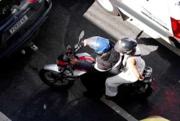 Rio de Janeiro (RJ), 30/07/2025 - Motociclistas de aplicativos transitam pelas ruas do centro do Rio. Foto: Tânia Rêgo/Agência Brasil