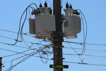 São Paulo (SP), 06/11/2023 - Poste de energia elétrica com cabos desconectados durante blecaute de ebergia da Enel da Via da Saúde. Foto: Rovena Rosa/Agência Brasil