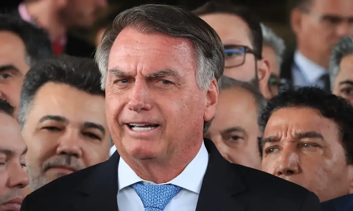 Bolsonaro nega asilo e pede revogação de prisão domiciliar
