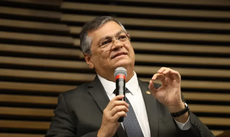 Decisão de Dino reforça soberania ao vetar efeitos automáticos de leis estrangeiras