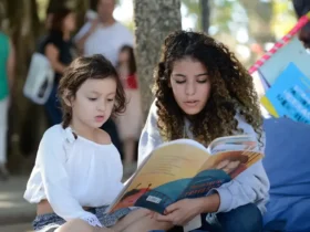 Paraty (RJ) - Sesc faz intervenção artística Poesias ao Vento, nas ruas da cidade, durante a Flip (Tomaz Silva/Agência Brasil)