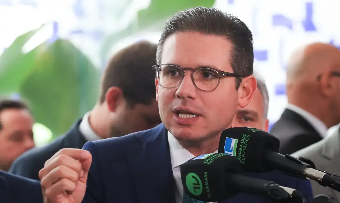 Pediatras alertam para urgência no combate à adultização infantil