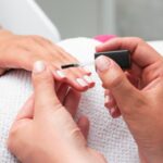 mulher fazendo as unhas de uma cliente 800x445 1