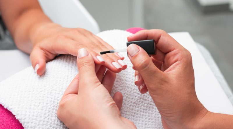 mulher fazendo as unhas de uma cliente 800x445 1