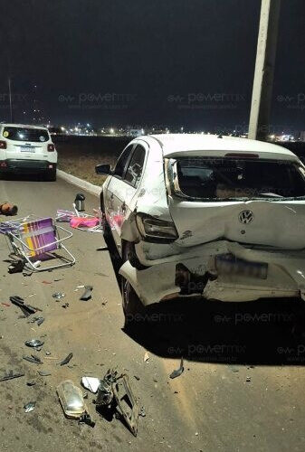 O acidente envolveu dois carros e foi causado, segundo relatos, por um motorista distraído ao celular.