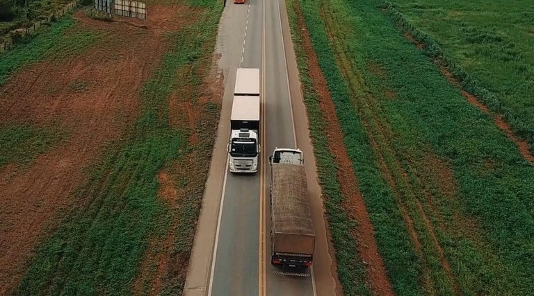 rodovia caminhoes
