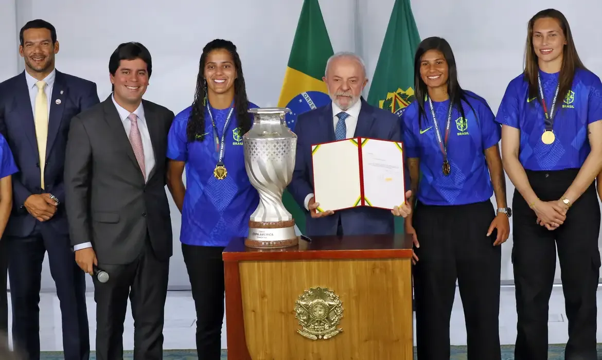 Lula envia projeto de lei para incentivar futebol feminino no Brasil