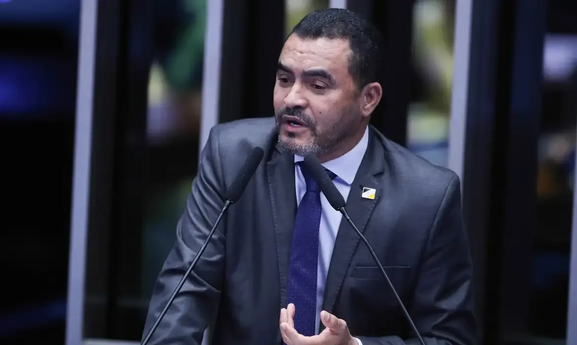 Governador do Tocantins é afastado após investigação de fraudes em cestas básicas