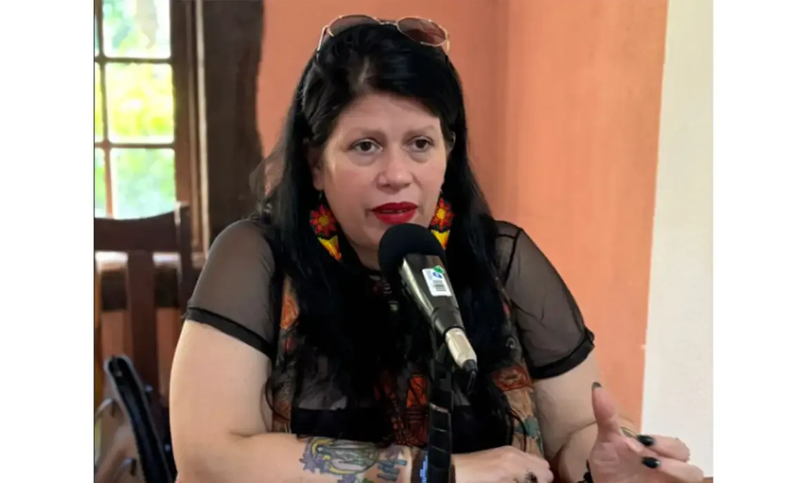 Dolores apresenta suas obras no programa Conversa com o Autor