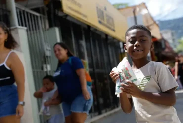 Cosme celebra tradição com fé e alegria nas ruas do Rio